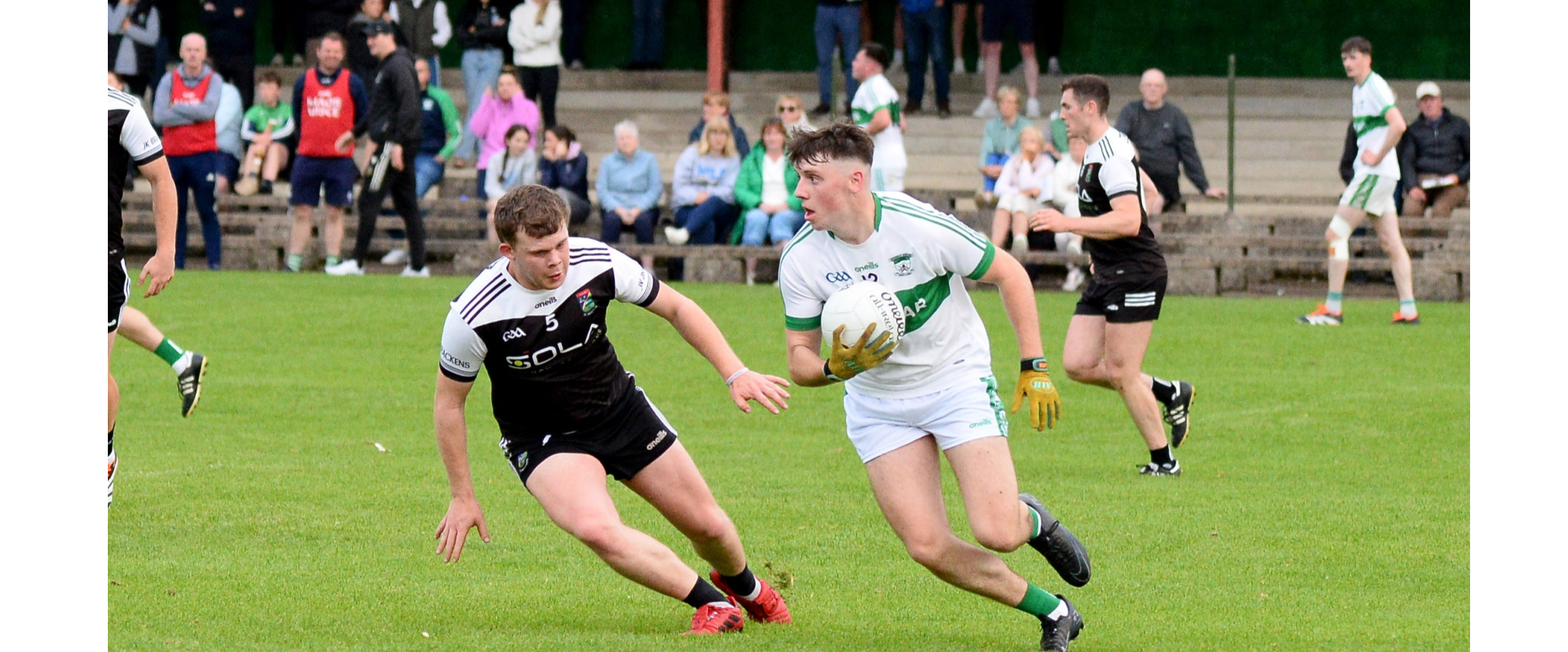 Paudie O'Shea, Grangemockler/Ballyneale (right) sizes up his options against Stephen Cahill, JK Brackens. Picture: Michael Boland