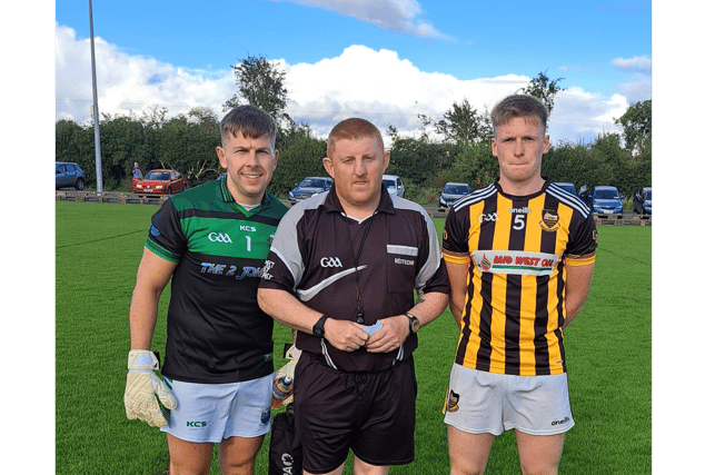 Referee Seanie Peters with captains Aaron Wall, Cahir (left) and Dean Carew, Upperchurch/Drombane