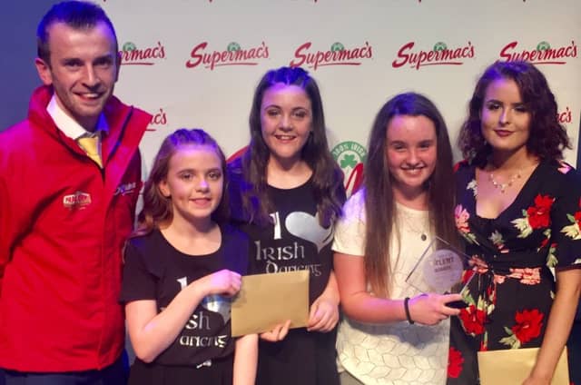 Paudie Byrne of Tipp Town Plaza with the prizewinners L-R: Abbie O Dwyer and Sara Cuss, Kelsey Crowe and Leonie Keating