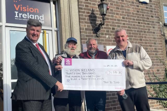 Kevin Whelan, Head of Foundation at Vision
Ireland, accepting the 2025 Trip to Tipp cheque for €31,591.35 alongside fundraisers
Billy Shanahan, Jim Sweeney and Brendan Shields