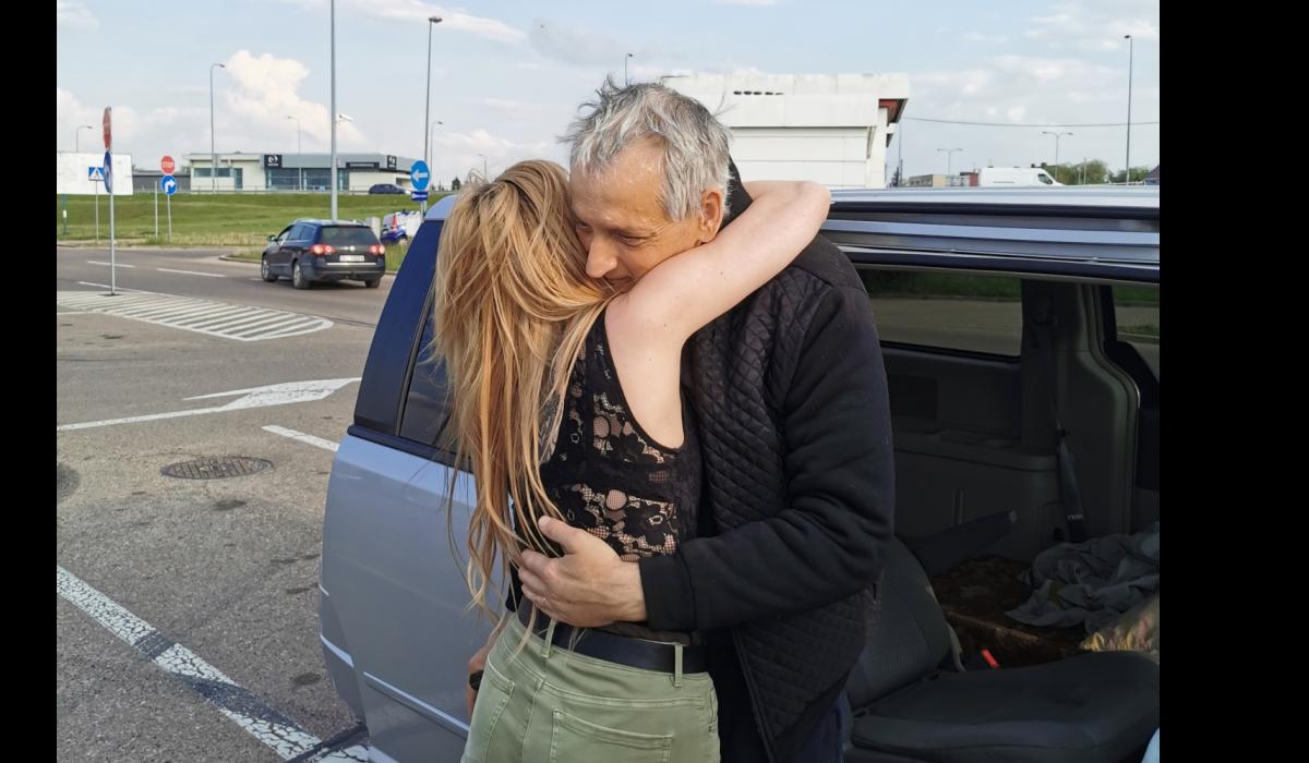 Clonmel opowiada o dramatycznej ewakuacji swojego chorego teścia z rozdartej ostrzeżeniami Ukrainy do Irlandii