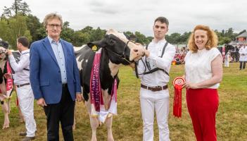 Tipperary man takes home prize for having best junior cow at Virginia Show