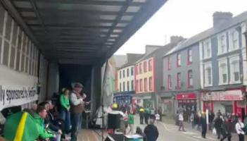 WATCH: Major throwback for crowd at Tipperary St Patrick's Day Parade as much-loved song is performed 