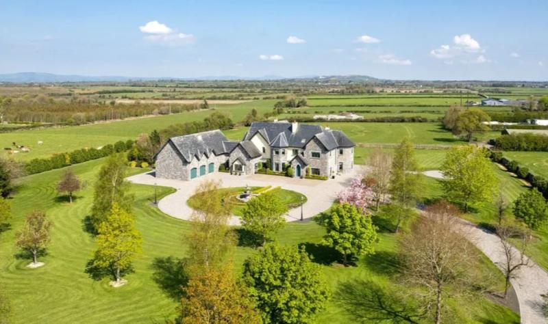Beautiful Tipperary mansion with sauna 12 acres of land goes on sale for &euro;1.25 million
