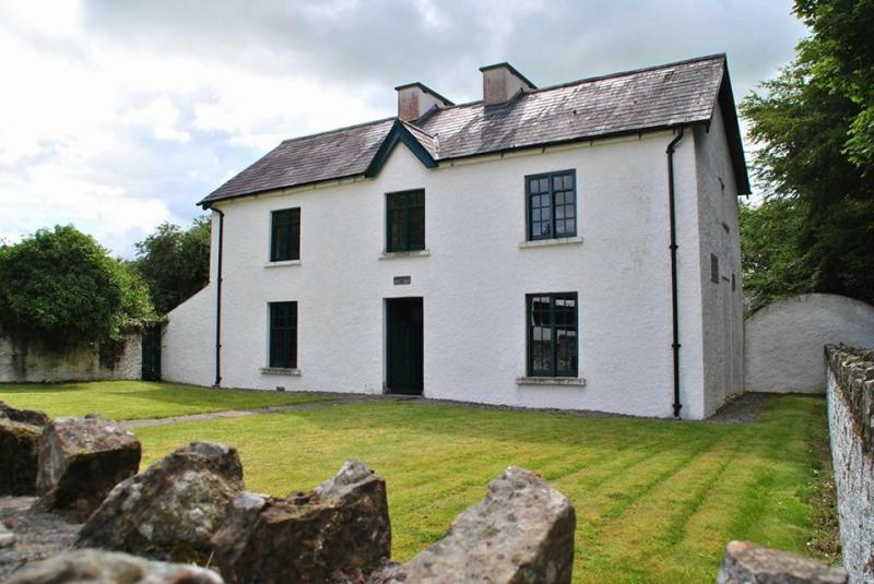 Stone walls and the grass is green in Ballingarry