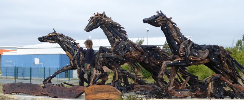 Templemore artist Lynn Kirkham unveils latest sculpture inspired by Leytown races