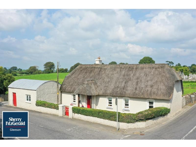 Stunning thatched residence with a modern twist in scenic Tipperary village