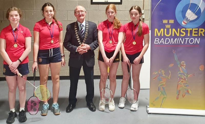 Presentation U14 badminton team become Munster champions