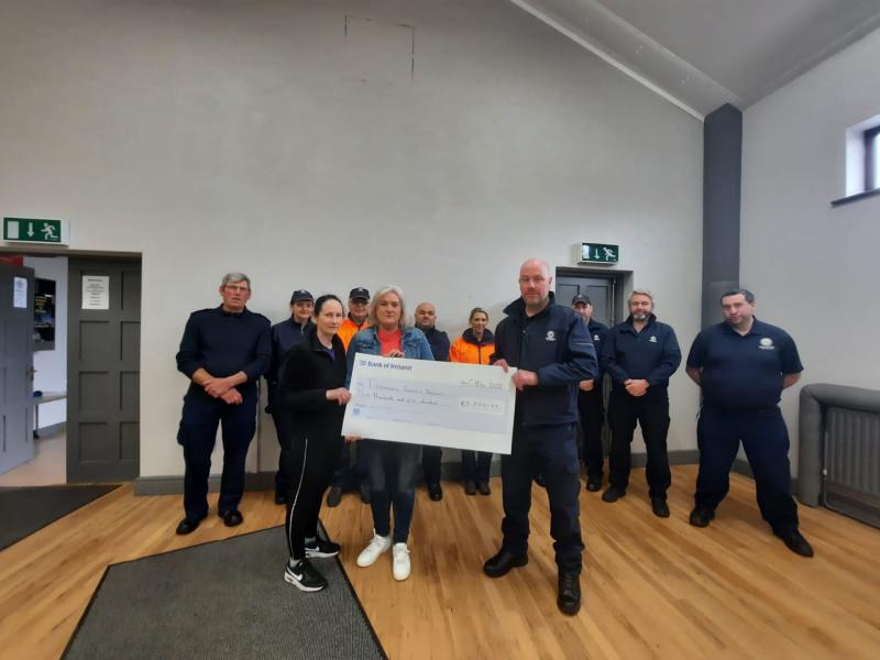PICTURE: Tipperary community present a cheque to Tipperary Search and Rescue after successful tractor run 