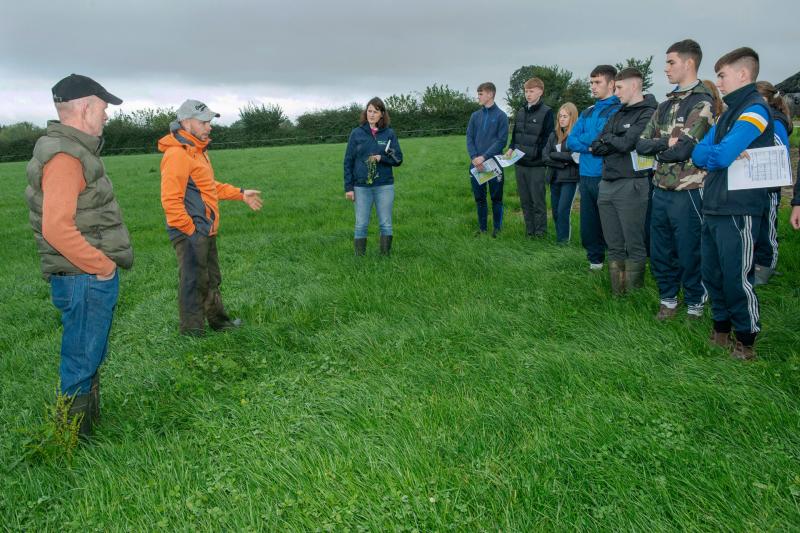 Grainne Hurley, Teagasc Dairygold Joint Programme chats to students Anna Sheehan, Jill Ryan and David Betts from Coláiste Dún Iascaigh, Cahir, Co. Tipperary at a Signpost Sustainability event on the f