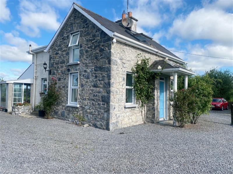 This pretty stone cottage located between Cashel and Cahir is on sale for €250,000