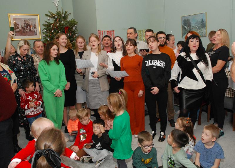 PICTURE SPECIAL: Roscrea welcomes refugees from Ukraine for Christmas