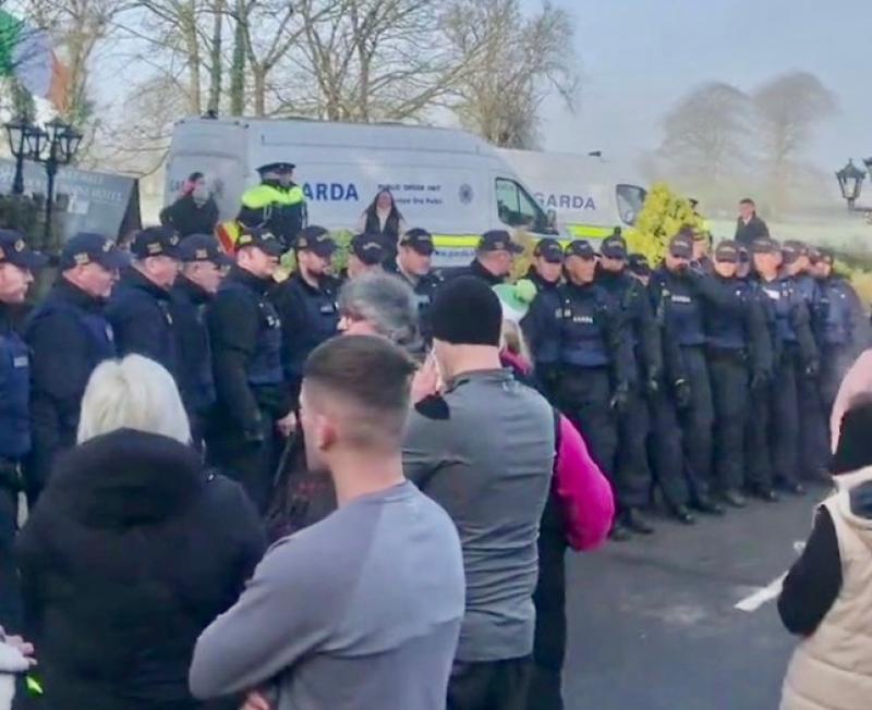 ROSCREA BREAKING: Asylum seekers arrive at Racket Hall Hotel as Gardaí tackle protestors