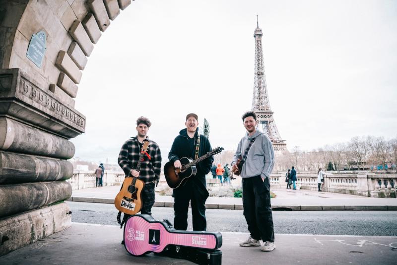 Tipperary pop artist Dàwna plays hit songs with Gavin James at the Eiffel Tower!