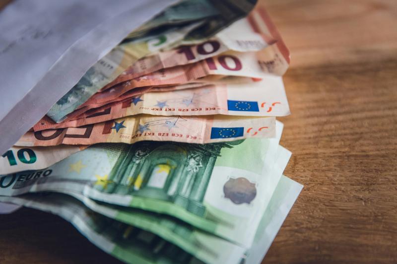 Parents can claim social welfare payment of €285 per child this summer