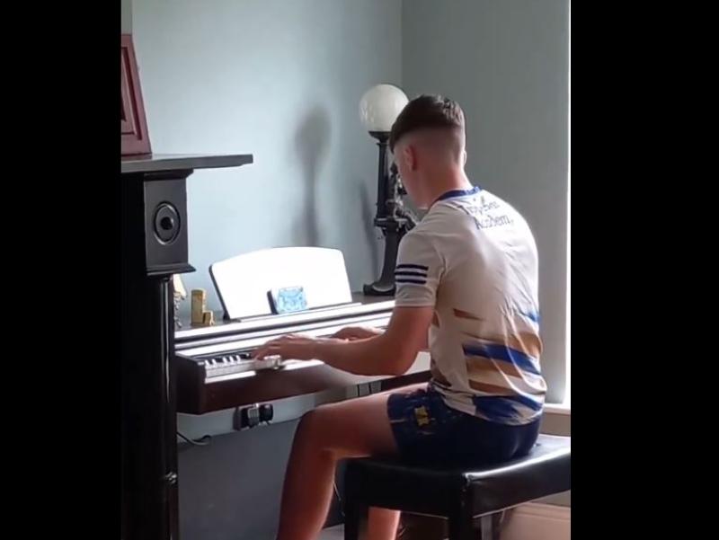 Tipperary minor hurler plays the piano beautifully to prep for the All-Ireland minor hurling final 