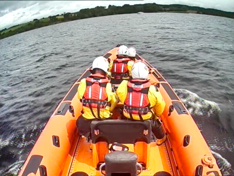 Lough Derg RNLI tow 27ft cruiser to safety at Dromineer Harbour