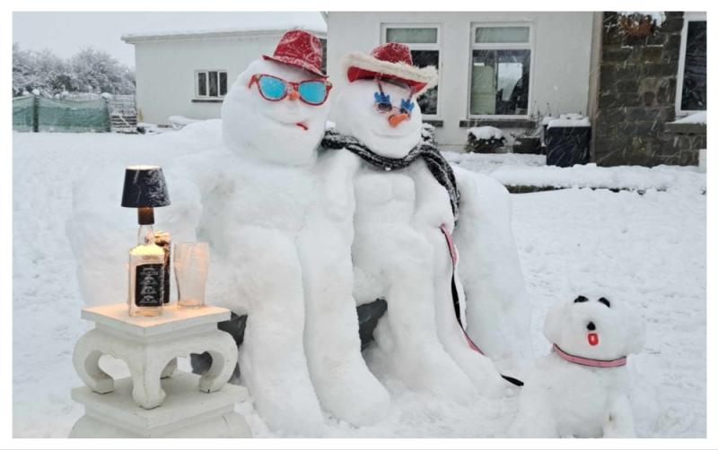 'Nothing like a pint of Guinness in the snow' - Hilarious shot of snowmen living the life in Tipp 