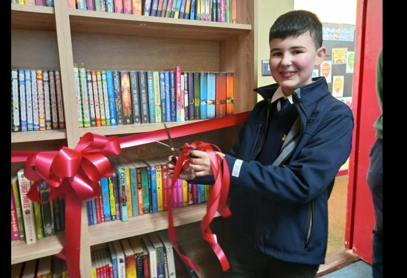 Spelling champ presents €3,500 worth of books to his former Tipperary primary school 