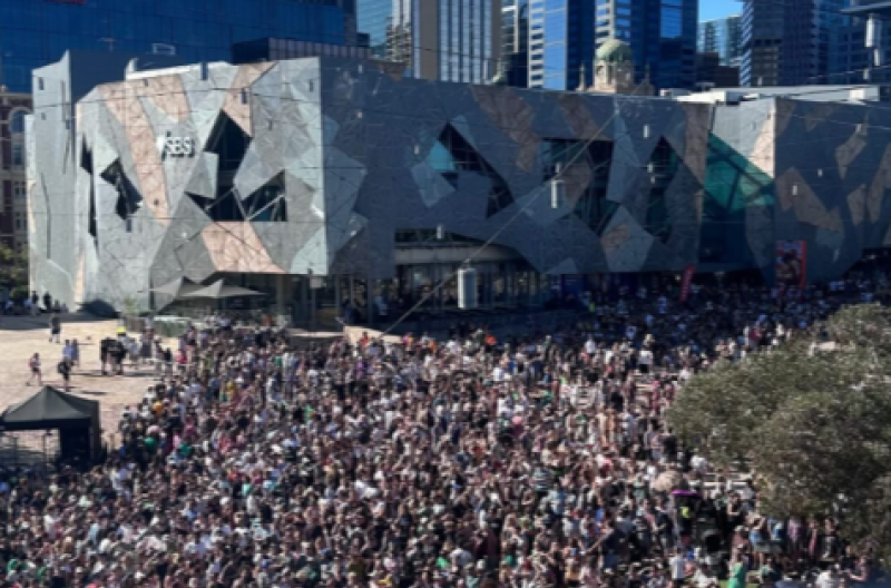 Kneecap play free show on Melbourne streets for fans who couldn't get tickets