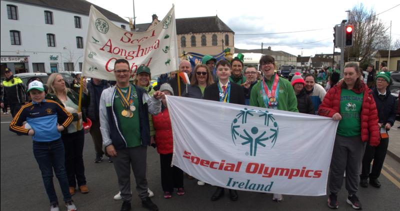 Bumper crowd enjoys Carrick-on-Suir's St Patrick's Day celebrations on glorious spring day