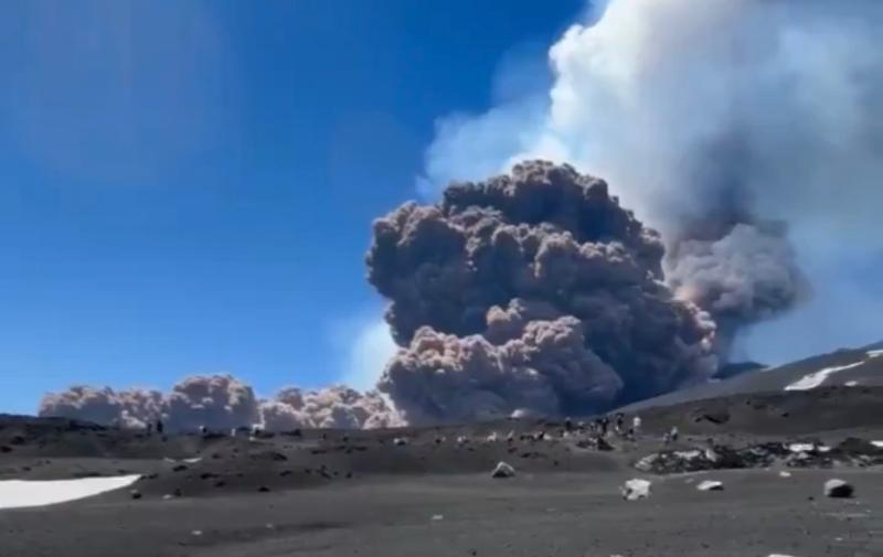 Irish tourists warned amid volcanic eruption in popular holiday destination 