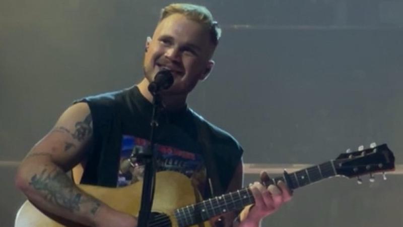 Zach Bryan proudly flies Buncrana man’s flag at Phoenix Park