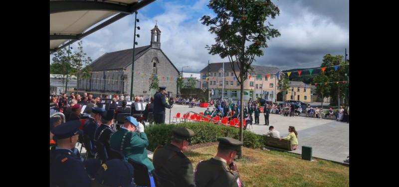 AMAZING: Massive crowd gathers in a Tipperary town to honour Premier frontline heroes