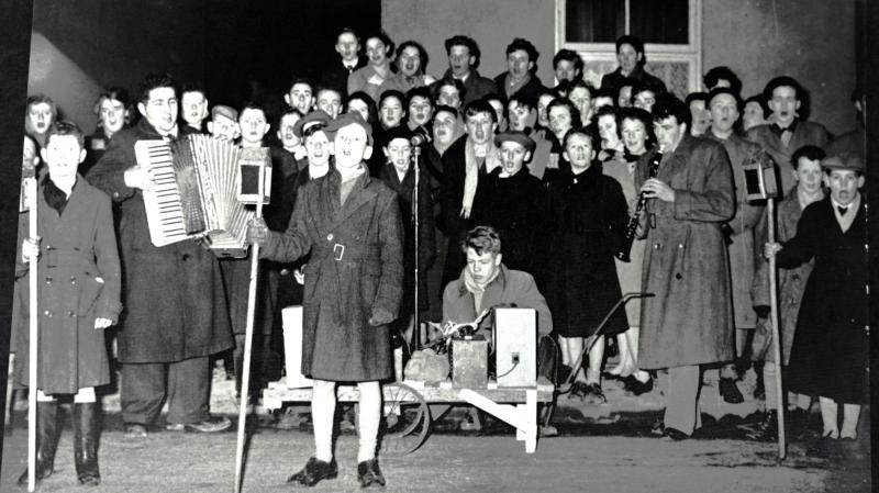 Tipperary man seeks public help in naming Christmas carolers from 1954