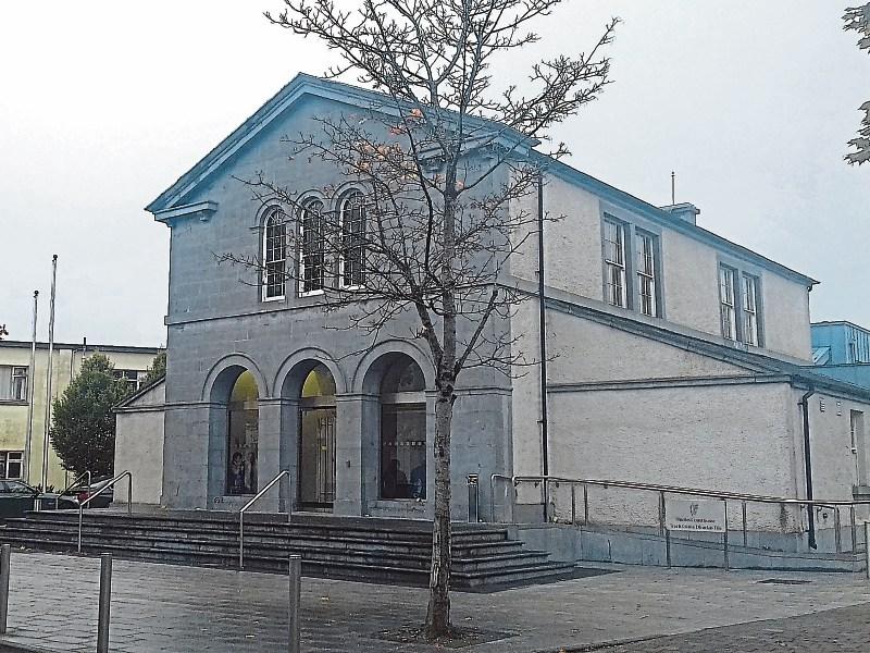 Tipperary court  fines man for carrying an imitation gun in his waistband