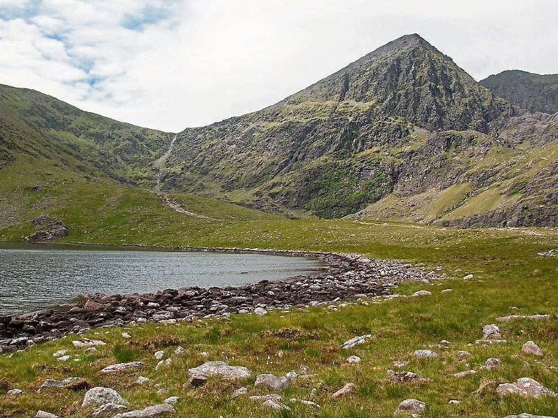 Asteroid taller than Carrauntoohil mountain to soar past the planet tomorrow