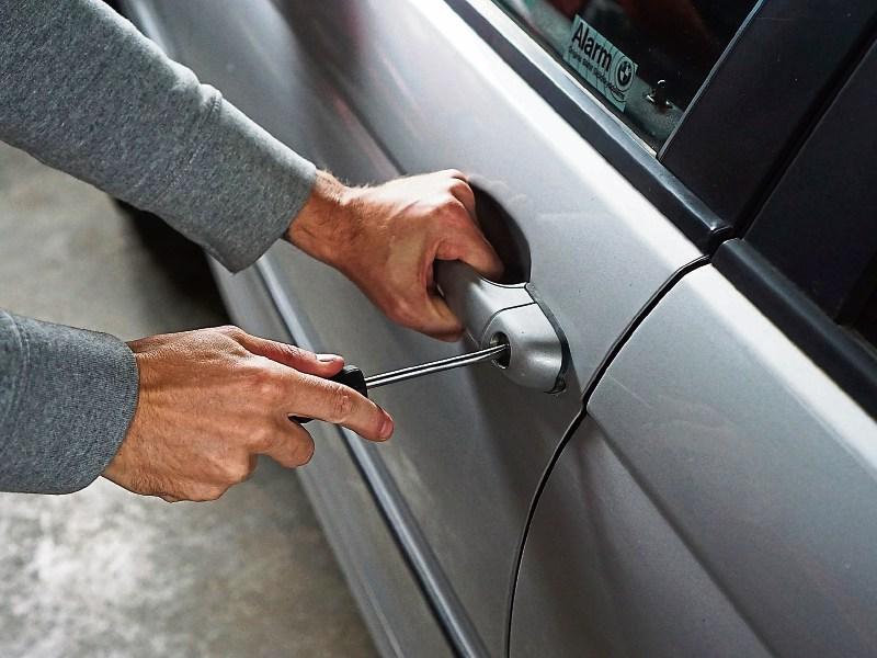 Gardaí investigate break-ins to cars in Dundrum and Donaskeigh