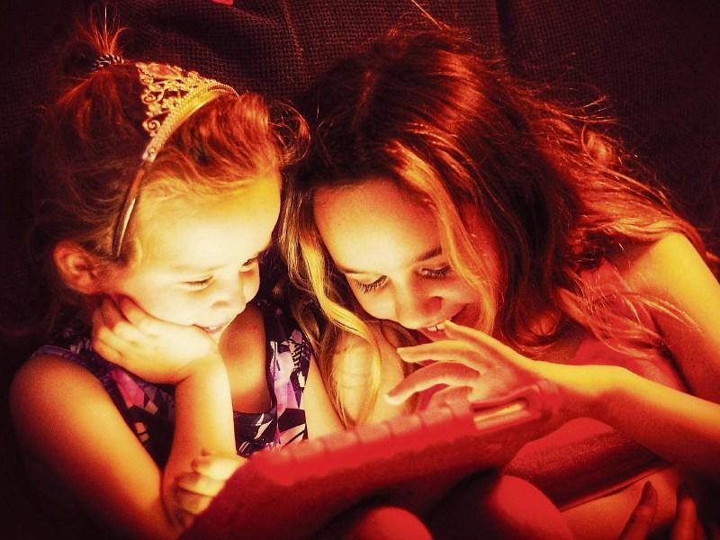 Heartwarming picture of Tipperary sisters wins photography award