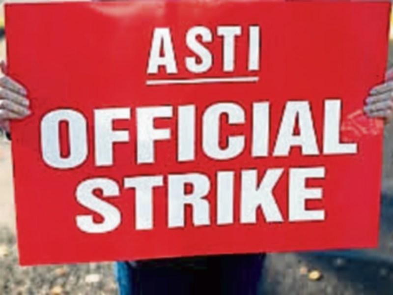 Clonmel teachers strike for rights of young colleagues