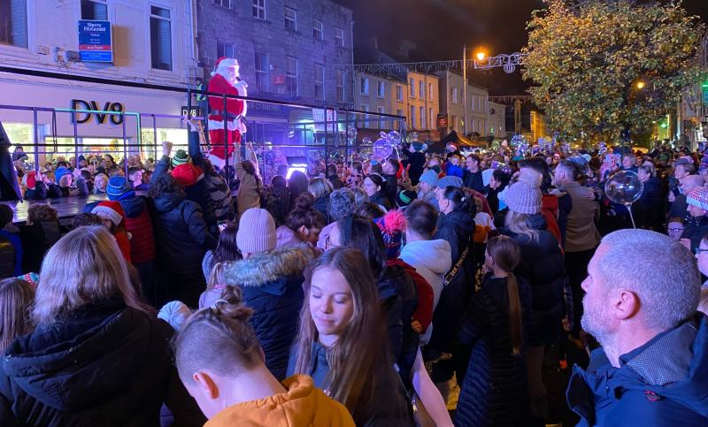 Thousands turn out in this Tipperary town as Santa arrives to switch on Christmas lights