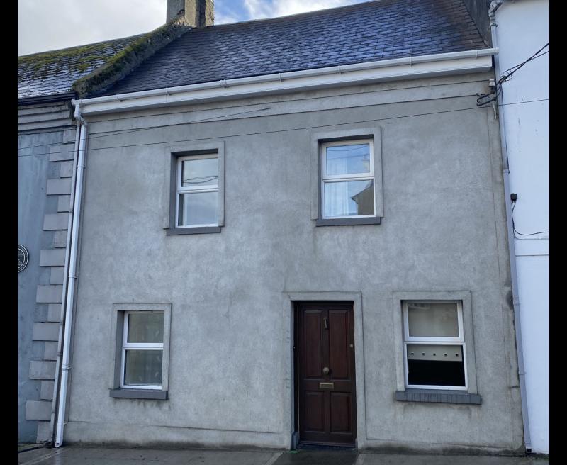 Townhouse for sale for €155,000 in the heart of the historic walled