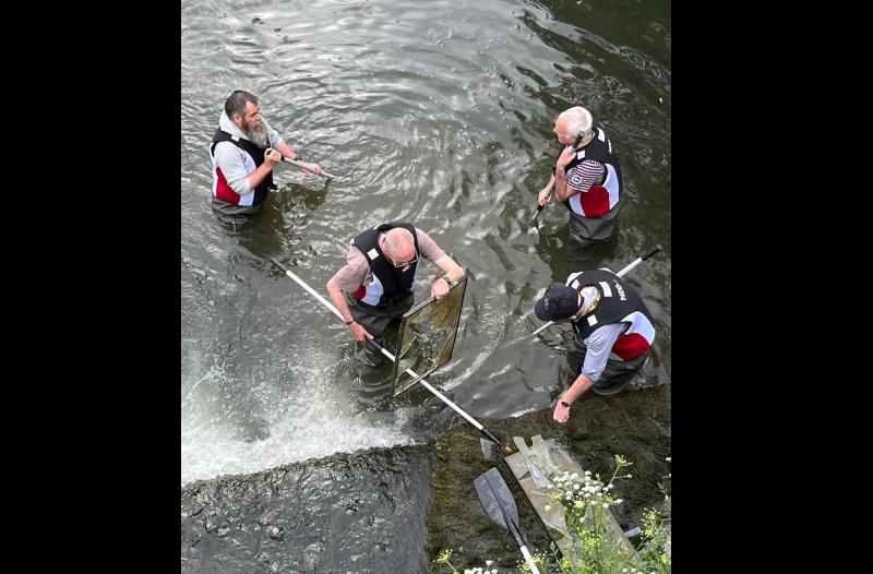 Carrick-on-Suir River Rescue volunteers remove broken window frames from popular swimming spot 