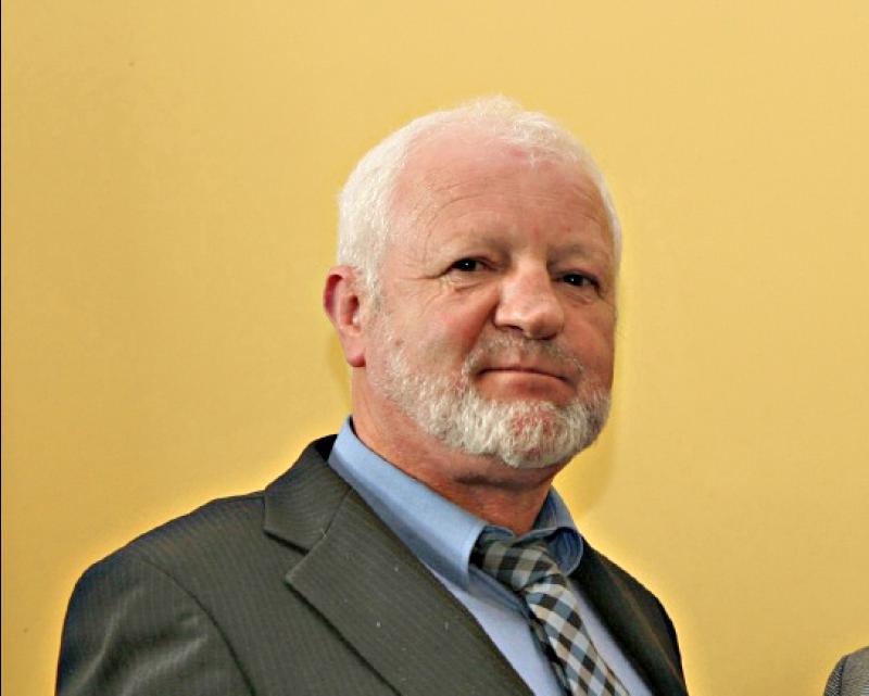 Huge turnout of mourners at funeral of former Carrick-on-Suir town councillor Pierce O'Loughlin 