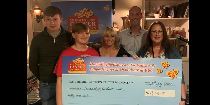  Donncha, Darragh, Sarah, Declan Barry presenting Siobhan Hyland Ryan with the cheque. 