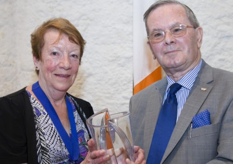 Liam Simpson, Chairman Cahir Twinning Committee makinga presentation to Pat Marsburg, Depuy Mayor Scarborough