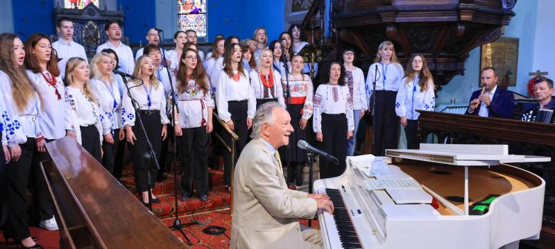 Ukrainian singer who fled war for Tipperary plays leading role on choir's new single