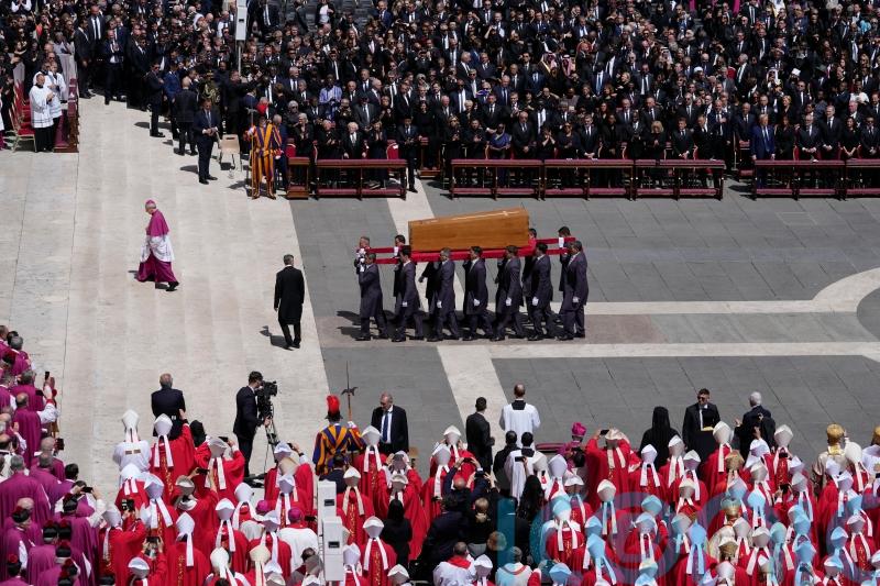 Quiet reverence and a ripple of applause for ‘the people’s pope’