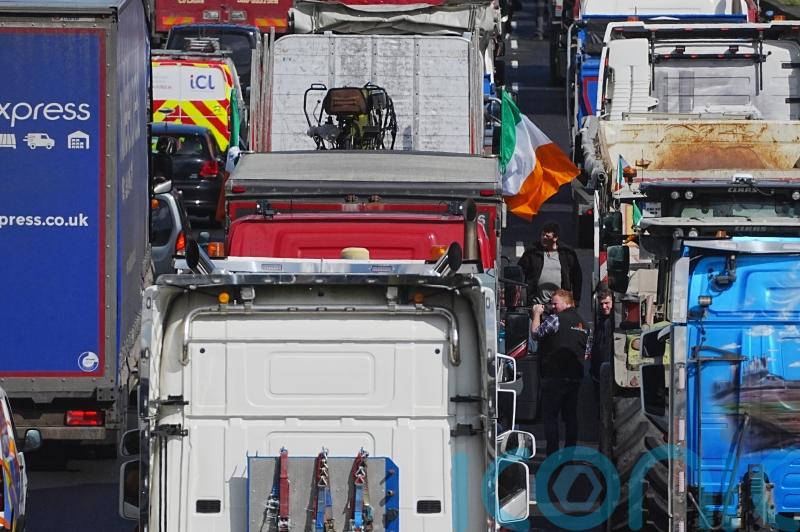 Haulage group offers to be &lsquo;honest broker&rsquo; between protesters and government