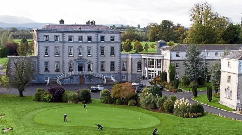 LIVE: Major security operation by gardaí in Tipperary as asylum seekers arrive in Dundrum