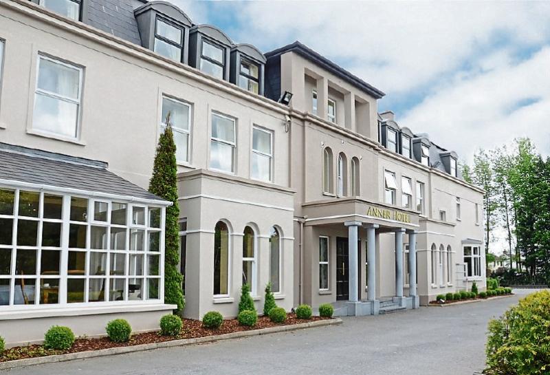 Cheaper and faster electric vehicle charger announced at Tipperary hotel