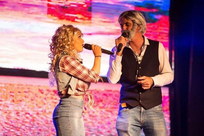 Cousins Kelly Edinborough and Derek Hayes performed Islands in the Stream by Kenny Rogers & Dolly Parton